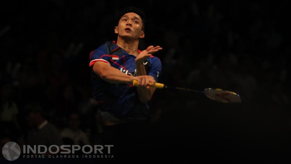 Pose Jonatan saat tengah melakukan smash keras ke jantung pertahanan Jorgensen.